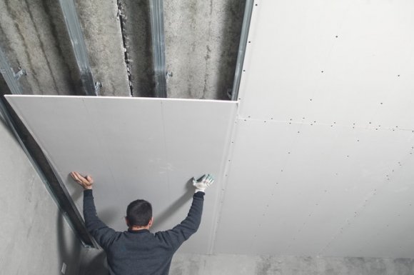 Pose de plaque de plâtre sur une ossature métallique avec isolant