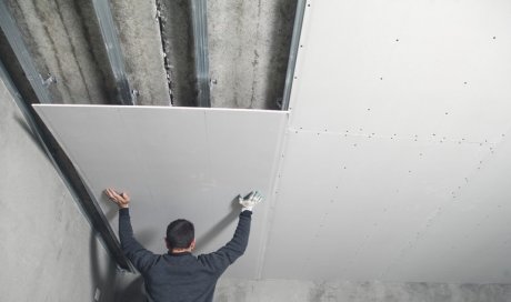 Pose de plaque de plâtre sur une ossature métallique avec isolant